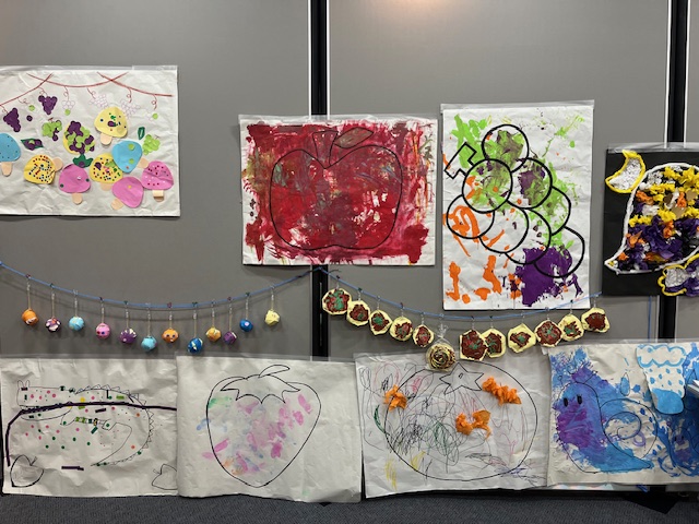 日常の保育で作成したものをグリーンフェスティバルで展示しました。カラフルで素敵な作品に仕上がりました。